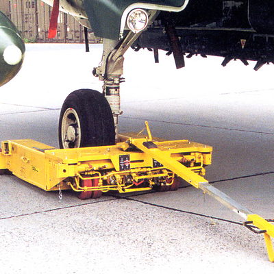 Einsatz eines DOLL Bergegerätes am Bugfahrwerk eines Flugzeugs auf einer Landebahn.